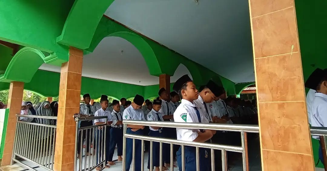Foto_Kegiatan_Shalat_Dhuha_Berjamaah_Para_Siswa_dan_Siswi_MTsN_13_Jombang.jpg