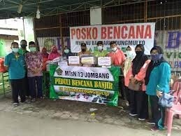 Penyaluran_bantuan_korban_banjir_bandar_kedung_mulyo.jpg